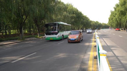 路遇货车着火，公交司机化身灭火战士守护城市平安